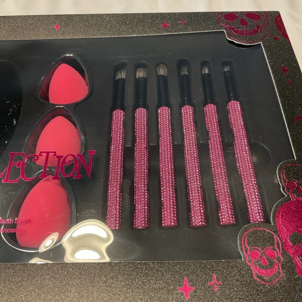 Gothic Blk Embossed skull Makeup Holder 9 Hot Pink Rhinestone Brushes 3 Blenders